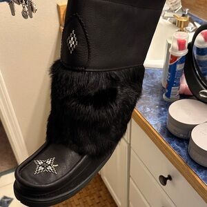 Manitobah Black Fur-Trimmed Women's Boots